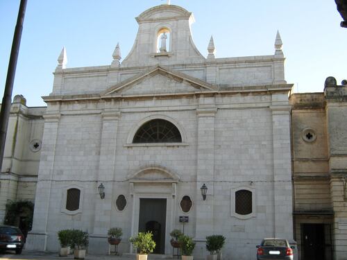 Celebra le nozze d'argento, esce dalla chiesa e muore d'infarto a 48 anni