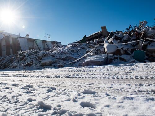 Il sindaco di Amatrice: "L'emergenza è la neve". Allarme valanghe