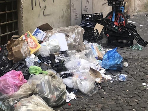 Cumuli di immondizia dietro piazza Navona, emergenza rifiuti a Roma