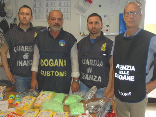 Fiumicino, pasticche di ecstasy nascosta nel latte per neonati