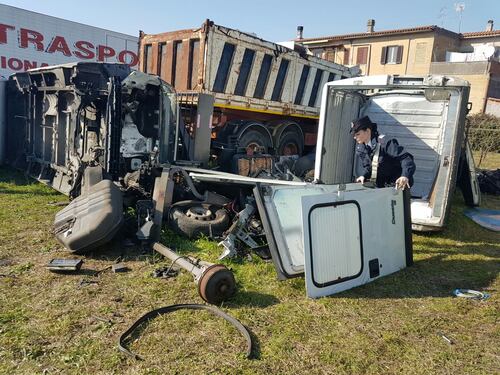 Seguono Gps e trovano magazzino di auto rubate e smontate a Tor Vergata