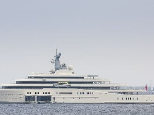 Gli yacht di Abramovich sono nel Mediterraneo. L'Italia congela, la Francia temporeggia