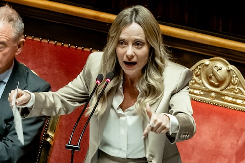 Meloni spiana i grillini. Schlein chi l’ha vista?