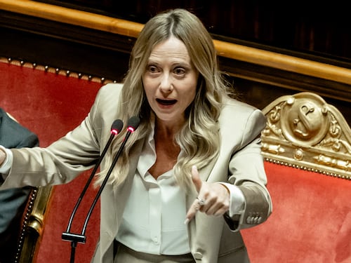 Meloni spiana i grillini. Schlein chi l’ha vista?