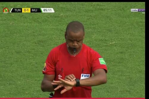 Ma quanto è bella la Coppa d'Africa? L'arbitro fischia la fine cinque minuti prima e scoppia il caos