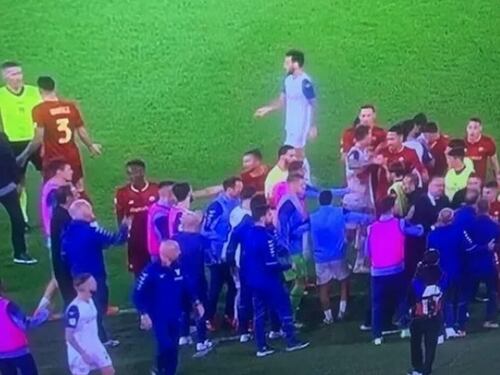 Derby Roma-Lazio, scintille tra Rui Patricio-Radu e scoppia la rissa tra le panchine
