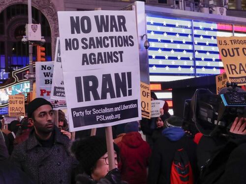Iran, l'aereo ucraino abbattuto da due missili: spunta il video choc