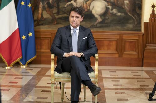 Giuseppe Conte travolto dagli insulti: il premier annuncia l'intervista e parte lo sfottò