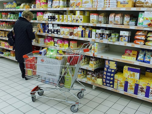Inflazione record, prezzi alle stelle. Rincari dei biglietti aerei fino al 90%