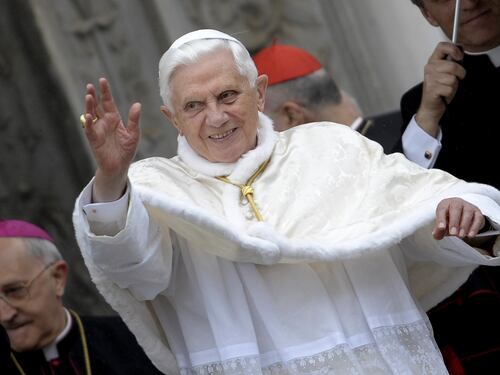 Il documento choc dei tedeschi su Papa Ratzinger: "Coprì abusi sessuali sui minori di un sacerdote"