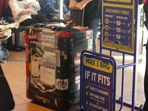 Il bagaglio a mano resta gratis. Sospesi gli aumenti di Ryanair e Wizz