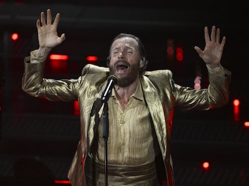 Sanremo 2025, Jovanotti braccato al teatro Ariston. Cosa succede