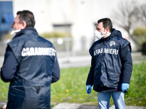 Assembramento di poliziotti al bancone del bar, scatta la multa dei carabinieri