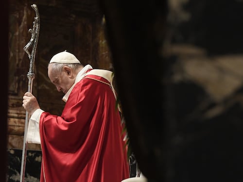 Oltre duecentomila vittime di preti pedofili. La decisione estrema della Chiesa francese per risarcirli