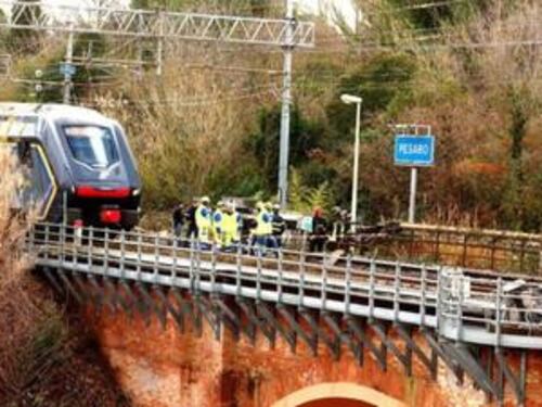 Treni, nuovi sabotaggi e ritardi fino a 190 minuti. Salvini: "Chi boicotta è un criminale, paghi i danni"