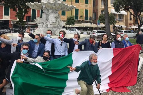 "Giù le mani dalla statua di Cristoforo Colombo". La Russa guida la protesta di FdI