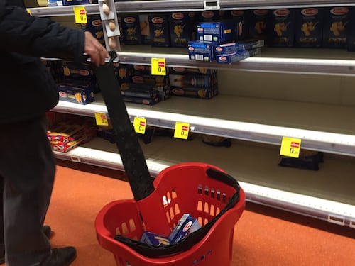 Virus su carrelli e cestini, tamponi positivi nei supermercati