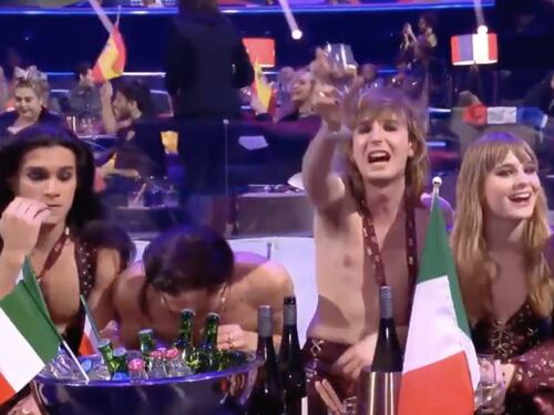 Damiano dei Maneskin accusato di sniffare cocaina in diretta. Ecco il momento in cui abbassa la testa sul tavolino