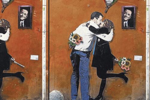 Elezioni 2022, Salvini ritocca il murale con Meloni e dai coltelli nascono fiori
