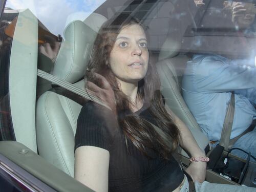 Ilaria Salis non paga e insulta l’Aler, bufera sull’onorevole abusiva. E un audio Avs fa pressioni sul voto