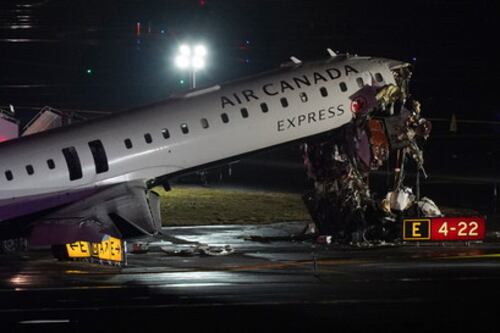 LaGuardia, disastro aereo a New York: schianto tra un velivolo e un mezzo dei pompieri. Piloti morti
