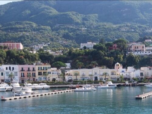 Nave urta la banchina a Ischia, sale a 50 il numero dei feriti tra i passeggeri