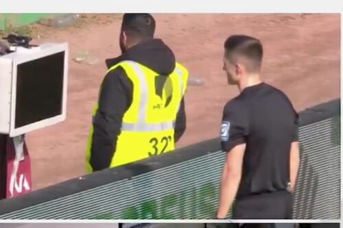 Germania, ultrà stacca la spina al Var in diretta: il sabotaggio scatena il caos
