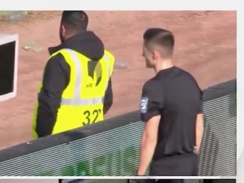 Germania, ultrà stacca la spina al Var in diretta: il sabotaggio scatena il caos