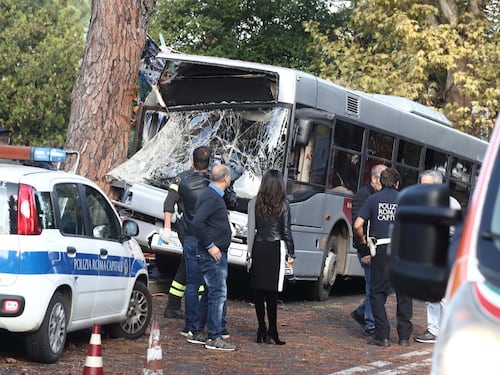 Autobus si schianta contro albero. In ospedale 29 feriti. 9 sono gravi