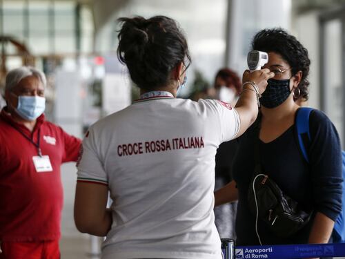 A Fiumicino e Ciampino partono i test Covid. Così controllano chi ha il virus
