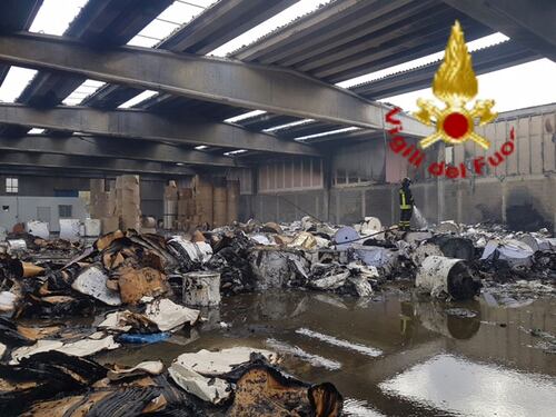 Pomezia, cartiera brucia vicino alla Eco X. Il vento aumenta il rischio nube tossica