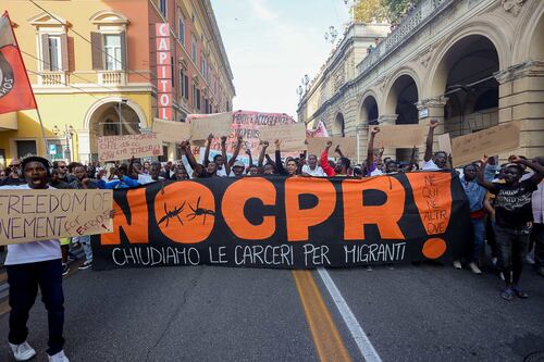 Migranti, il doppio standard dei giudici: se governa la destra i Cpr si svuotano