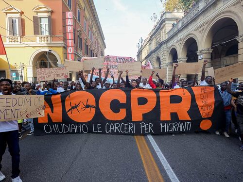Migranti, il doppio standard dei giudici: se governa la destra i Cpr si svuotano
