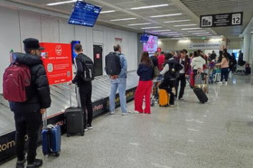 Fiumicino, sbarcano con 18 valigie e 127 chili di tabacco di contrabbando: 6 denunciati