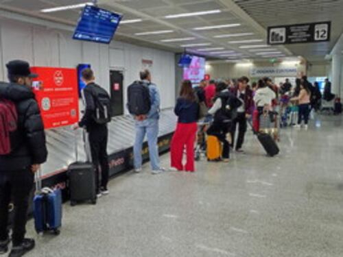 Fiumicino, sbarcano con 18 valigie e 127 chili di tabacco di contrabbando: 6 denunciati