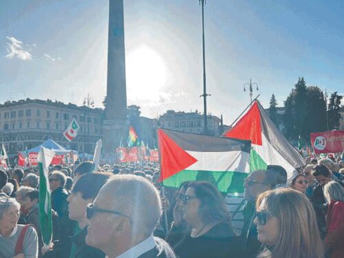 Pd, alla manifestazione bandiere della Palestina e slogan pro migranti