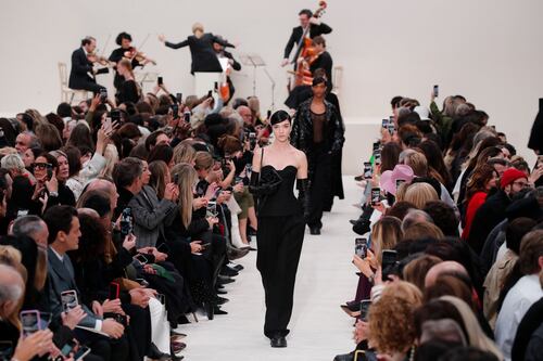 Da Armani a Gucci e Valentino, la moda scende in campo contro il Coronavirus
