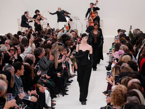 Da Armani a Gucci e Valentino, la moda scende in campo contro il Coronavirus