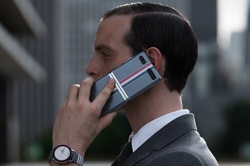 Galaxy Z Flip veste Thom Browne. Il pieghevole Samsung è extra-lusso