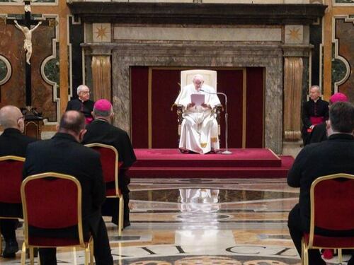 Papa Francesco gela i vescovi: "Troppa froc***gine", l'affondo sui gay nella Chiesa