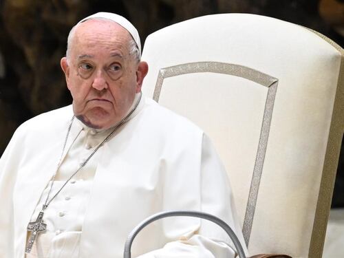Vaticano, Bergoglio furioso per la penna avvelenata che "prepara" il Conclave
