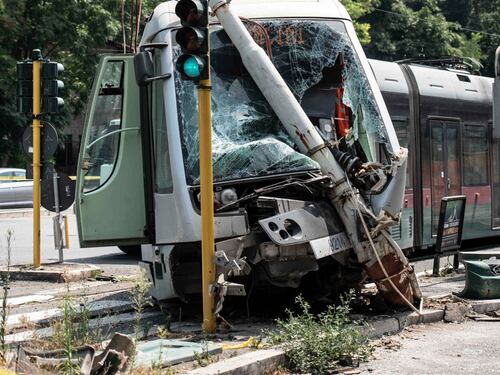 Auto-tram, le immagini del frontale con feriti al Flaminio