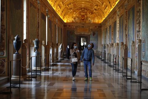 Roma, turista butta giù due sculture nei musei Vaticani. Fermato
