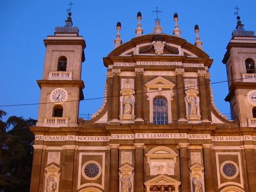 Il vescovo dice messa a porte aperte. A Frascati blitz della polizia in cattedrale