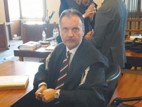 "Se mi arresta mi sparo". "Fa bene a prendere la pistola..."