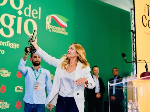 Meloni contro l’Eurabia: “Basta burqa a scuola. Tetto agli alunni stranieri”