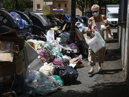 Rifiuti ovunque a Roma, Maurizio Gasparri sbotta: "Una vergogna, Raggi e Zingaretti offrono uno spettacolo indecoroso"