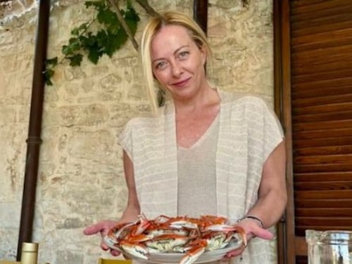 Granchio blu, Meloni lo porta in tavola. La foto di Lollobrigida fa il giro dei social