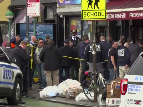 Sparatoria nella metropolitana di New York, feriti a Brooklyn. Il colpevole aveva una maschera anti-gas