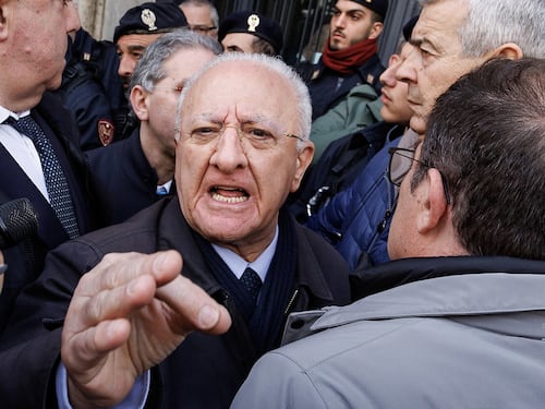 Pd, De Luca è totalmente fuori controllo: insulta Meloni e urla alla polizia